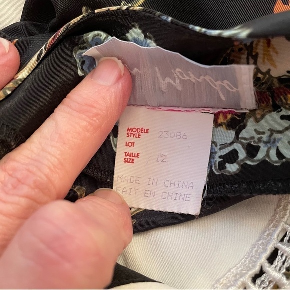 Vintage Floral Shoulder Pad Casual - 1/2 Wrap
Midi Dress
Uni Mondo - Size 12 - Picture 9 of 11